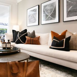 menata bantal dekoratif